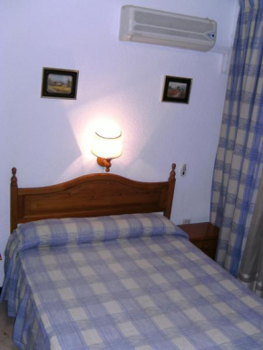  Hostal Alicante  Гренада